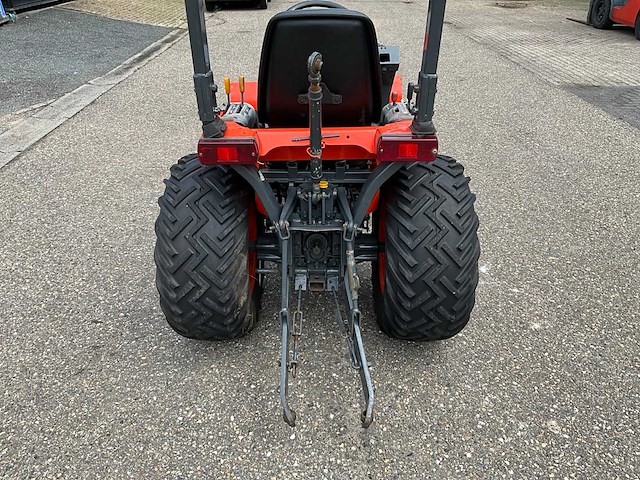 Kubota b2400hd hydrostatische 4wd minitractor met frontschuif - afbeelding 11 van  28