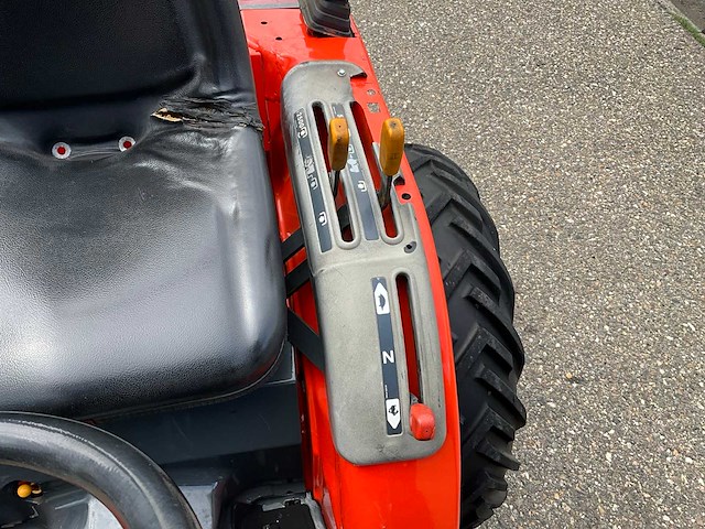 Kubota b2400hd hydrostatische 4wd minitractor met frontschuif - afbeelding 15 van  28