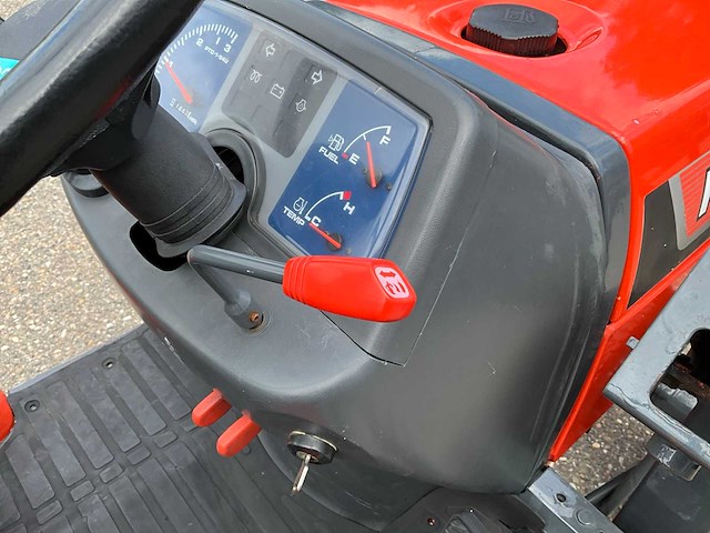 Kubota b2400hd hydrostatische 4wd minitractor met frontschuif - afbeelding 18 van  28