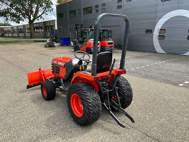 Kubota b2400hd hydrostatische 4wd minitractor met frontschuif - afbeelding 22 van  28