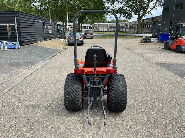 Kubota b2400hd hydrostatische 4wd minitractor met frontschuif - afbeelding 23 van  28