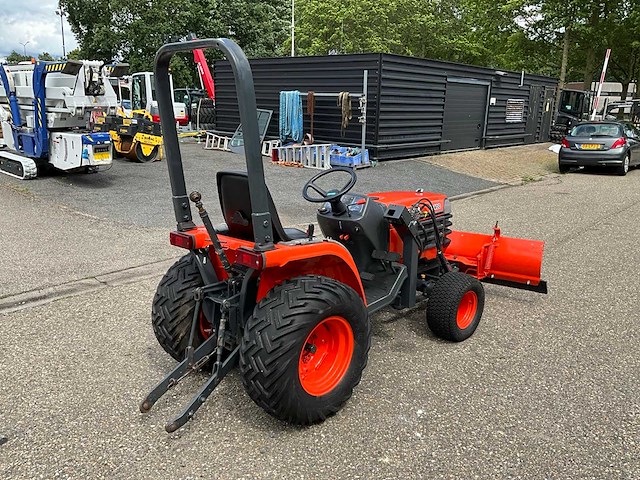 Kubota b2400hd hydrostatische 4wd minitractor met frontschuif - afbeelding 24 van  28