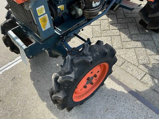Kubota b6000 ( 4wd ) minitractor - afbeelding 3 van  15
