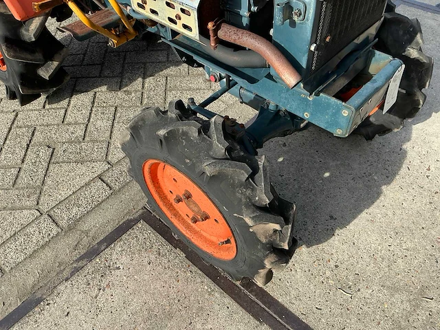 Kubota b6000 ( 4wd ) minitractor - afbeelding 4 van  15