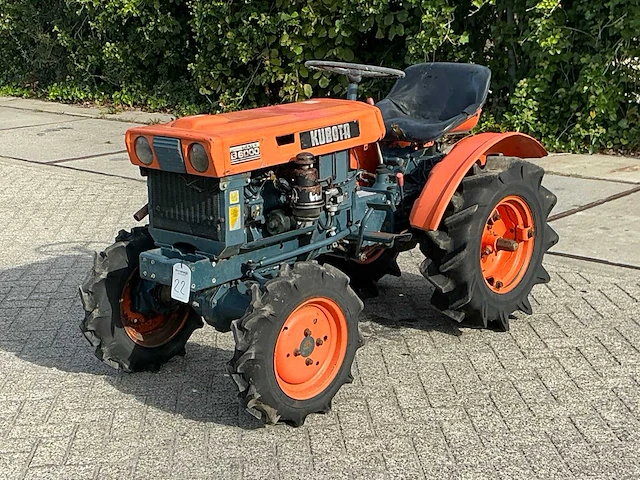 Kubota b6000 ( 4wd ) minitractor - afbeelding 1 van  15