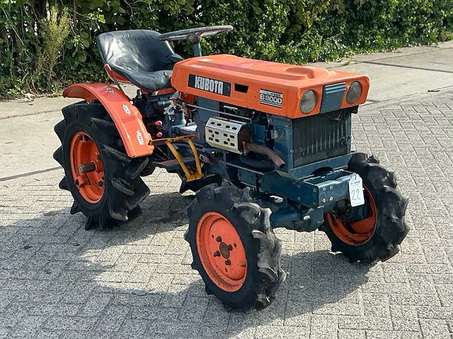 Kubota b6000 ( 4wd ) minitractor - afbeelding 8 van  15