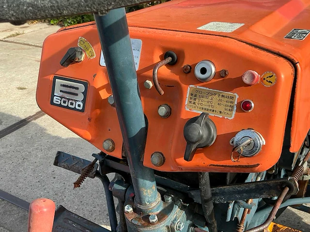 Kubota b6000 ( 4wd ) minitractor - afbeelding 11 van  15