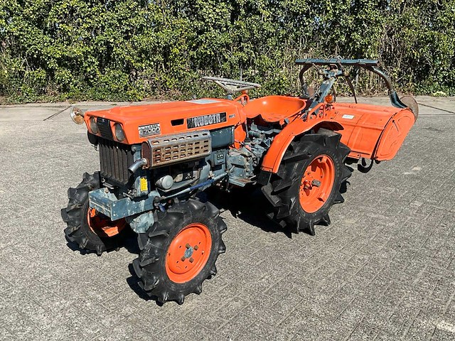 Kubota b7000 vierwielaangedreven mini landbouwtractor met frees - afbeelding 1 van  14