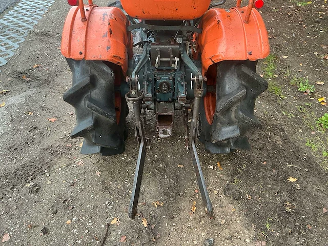 Kubota b7001 4wd compacttractor – 14 pk – 3-cilinder diesel - afbeelding 18 van  23