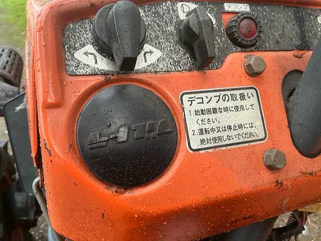 Kubota b7001 4wd compacttractor – 14 pk – 3-cilinder diesel - afbeelding 7 van  23
