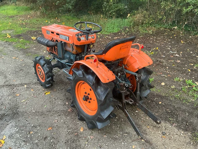 Kubota b7001 4wd compacttractor – 14 pk – 3-cilinder diesel - afbeelding 16 van  23
