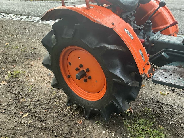 Kubota b7001 4wd compacttractor – 14 pk – 3-cilinder diesel - afbeelding 3 van  23