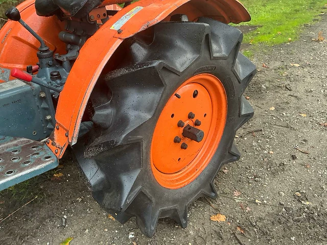 Kubota b7001 4wd compacttractor – 14 pk – 3-cilinder diesel - afbeelding 6 van  23