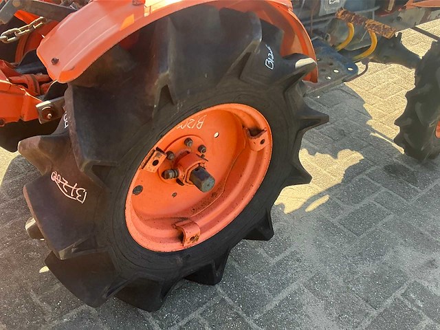 Kubota b7001 vierwielaangedreven mini landbouwtractor met frees - afbeelding 9 van  13