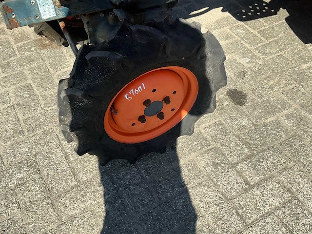 Kubota b7001 vierwielaangedreven mini landbouwtractor met frees - afbeelding 11 van  13