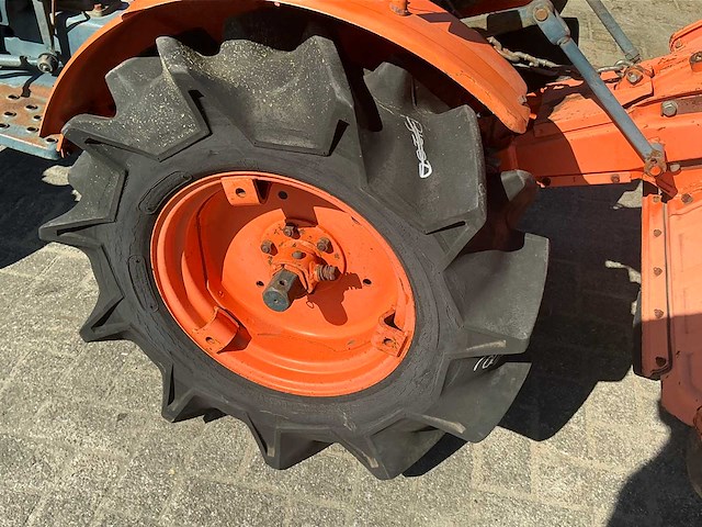 Kubota b7001 vierwielaangedreven mini landbouwtractor met frees - afbeelding 12 van  13