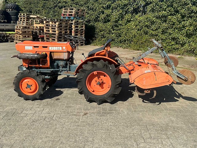 Kubota b7001 vierwielaangedreven mini landbouwtractor met frees - afbeelding 2 van  13