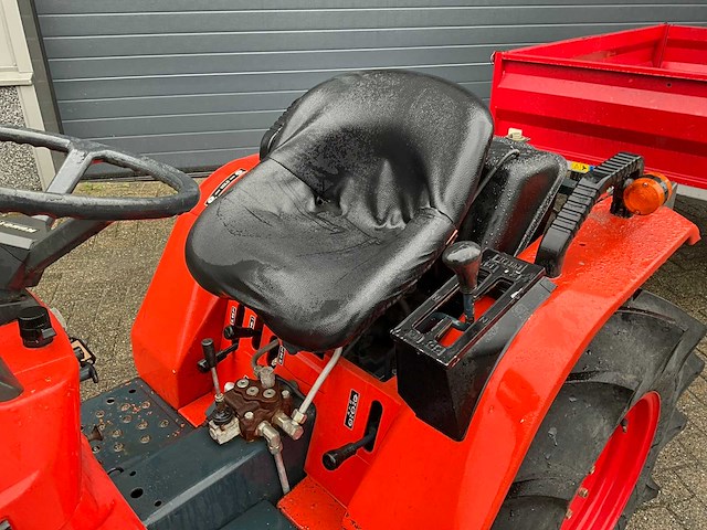 Kubota bulltra b1-15d vierwielaangedreven landbouwtractor - afbeelding 14 van  16