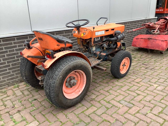 Kubota industriële trekker - afbeelding 4 van  8