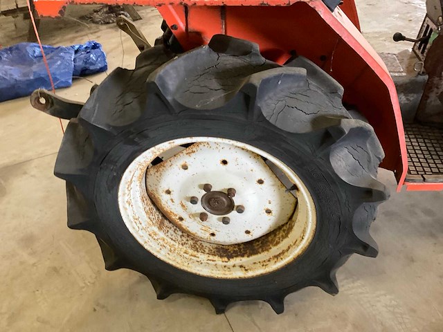 Kubota l1-215 4-wd smalspoor- en compacttractor - afbeelding 3 van  17