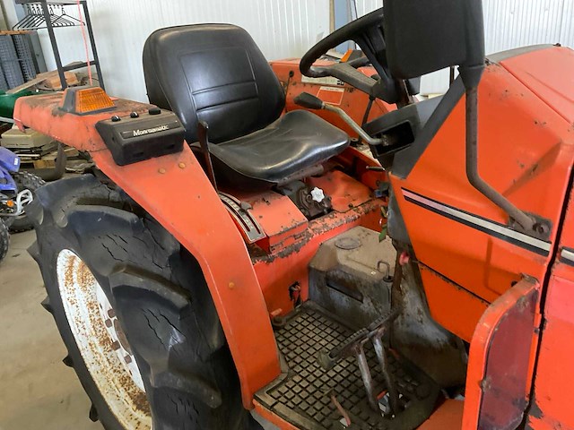 Kubota l1-215 4-wd smalspoor- en compacttractor - afbeelding 4 van  17