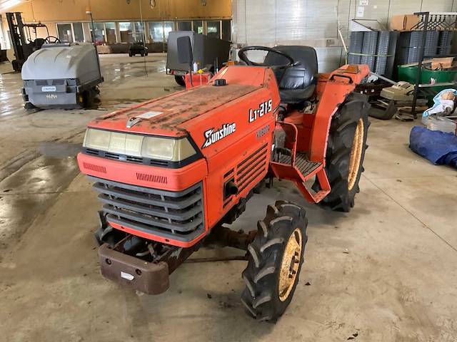 Kubota l1-215 4-wd smalspoor- en compacttractor - afbeelding 1 van  17