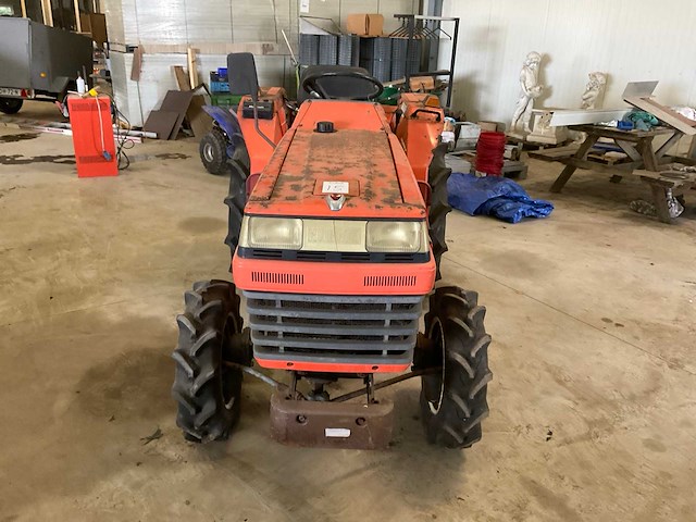 Kubota l1-215 4-wd smalspoor- en compacttractor - afbeelding 10 van  17