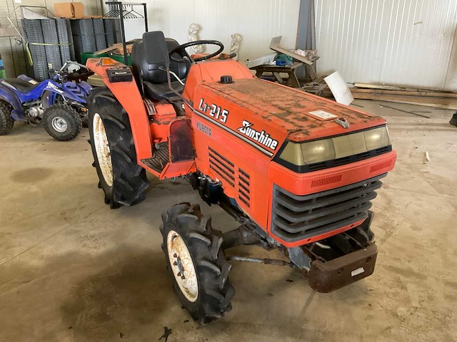 Kubota l1-215 4-wd smalspoor- en compacttractor - afbeelding 11 van  17