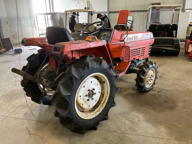 Kubota l1-215 4-wd smalspoor- en compacttractor - afbeelding 12 van  17
