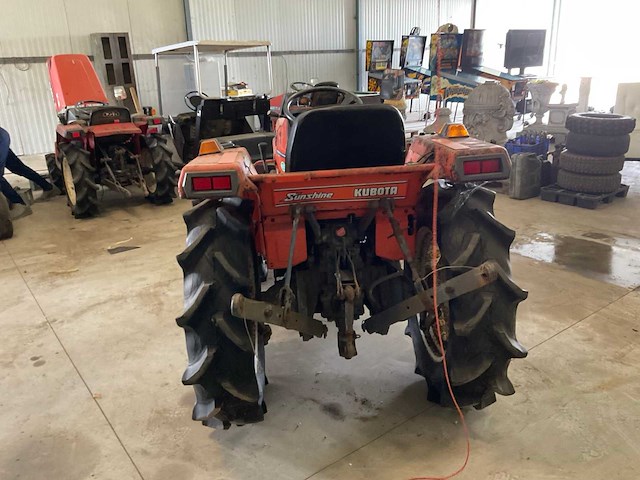 Kubota l1-215 4-wd smalspoor- en compacttractor - afbeelding 13 van  17