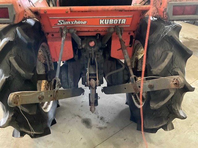 Kubota l1-215 4-wd smalspoor- en compacttractor - afbeelding 15 van  17