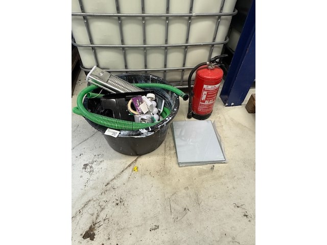 Kuip met gereedschap en diversen - afbeelding 1 van  4