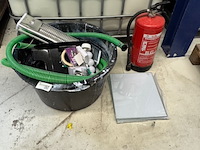 Kuip met gereedschap en diversen - afbeelding 1 van  4