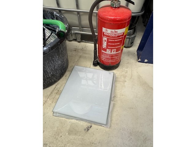 Kuip met gereedschap en diversen - afbeelding 3 van  4