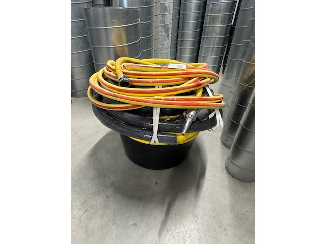 Kuip met partij waterslangen - afbeelding 1 van  3