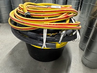 Kuip met partij waterslangen - afbeelding 1 van  3