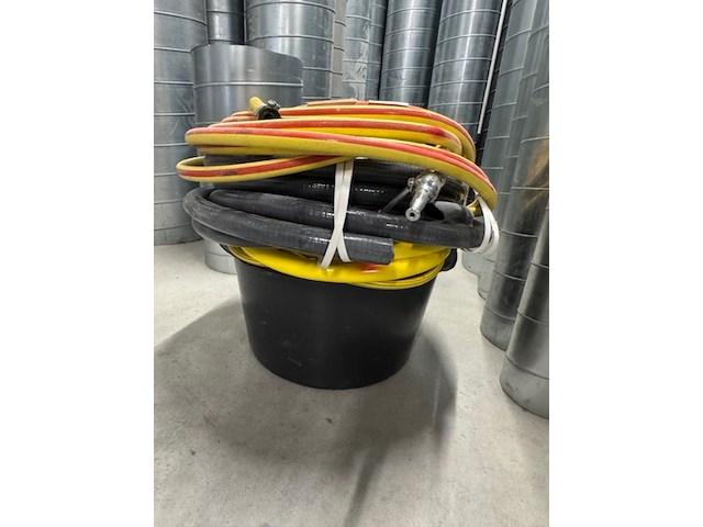 Kuip met partij waterslangen - afbeelding 2 van  3