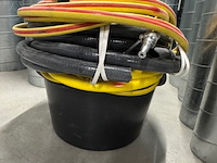 Kuip met partij waterslangen - afbeelding 2 van  3