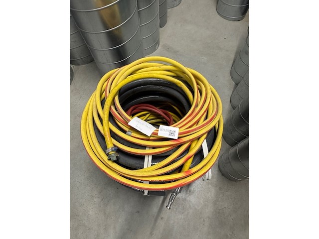 Kuip met partij waterslangen - afbeelding 3 van  3