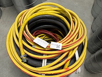 Kuip met partij waterslangen - afbeelding 3 van  3