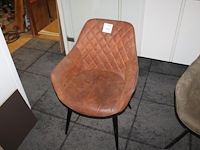 Kuipstoel met bruine bekleding en zwart metalen onderstel. afmeting 60 x 60 x 83 cm. - afbeelding 1 van  2