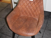 Kuipstoel met bruine bekleding en zwart metalen onderstel. afmeting 60 x 60 x 83 cm. - afbeelding 2 van  2