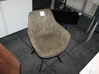 Kuipstoel met mosgroene bekleding en zwart metalen onderstel. afmeting 60 x 60 x 83 cm. - afbeelding 1 van  2