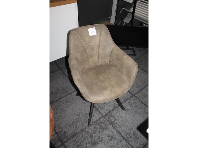 Kuipstoel met mosgroene bekleding en zwart metalen onderstel. afmeting 60 x 60 x 83 cm. - afbeelding 2 van  2