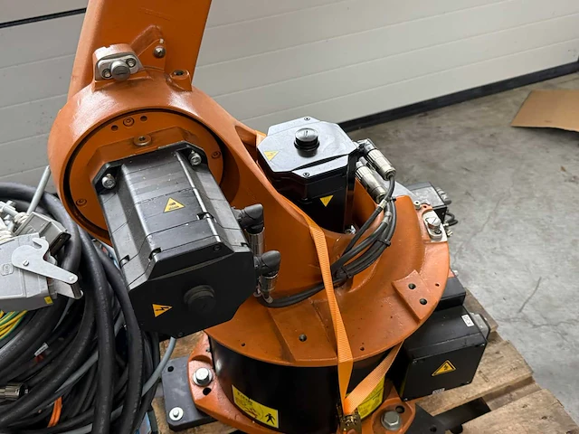 Kuka - 2005 - kr6 - industriële robot - afbeelding 11 van  11