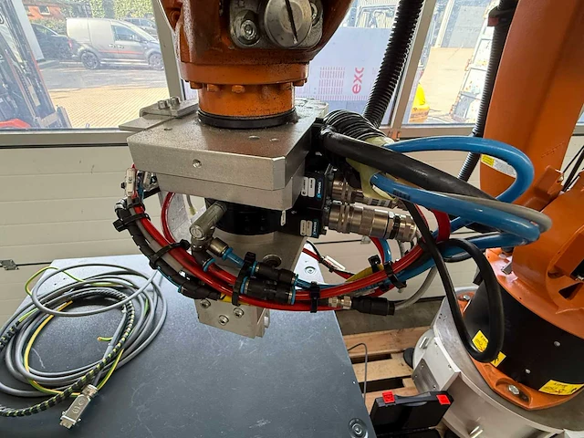 Kuka - 2017 - kr c4 - robot - afbeelding 2 van  10