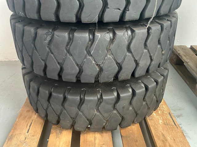 Kumho 8.25-13 6-gaats velg bandenset voor bandengraafmachine - afbeelding 2 van  12