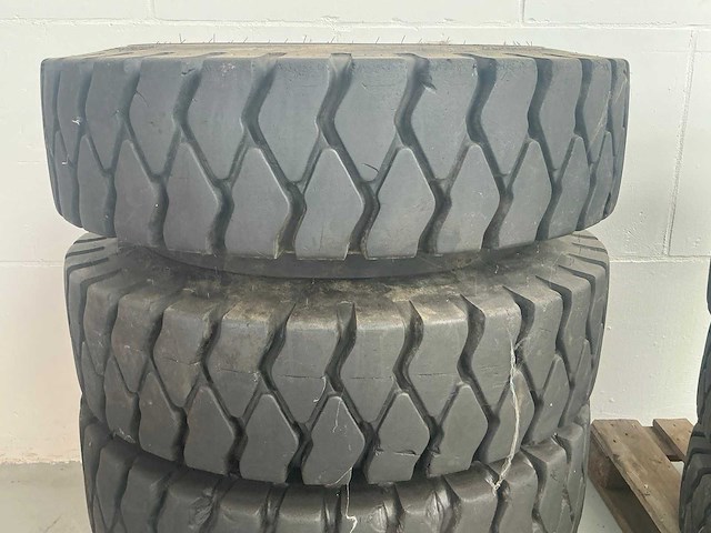 Kumho 8.25-13 6-gaats velg bandenset voor bandengraafmachine - afbeelding 3 van  12