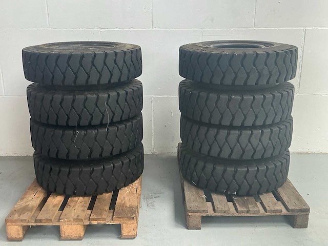 Kumho 8.25-13 6-gaats velg bandenset voor bandengraafmachine - afbeelding 1 van  12