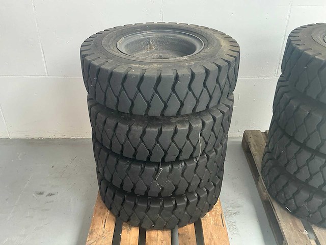 Kumho 8.25-13 6-gaats velg bandenset voor bandengraafmachine - afbeelding 10 van  12